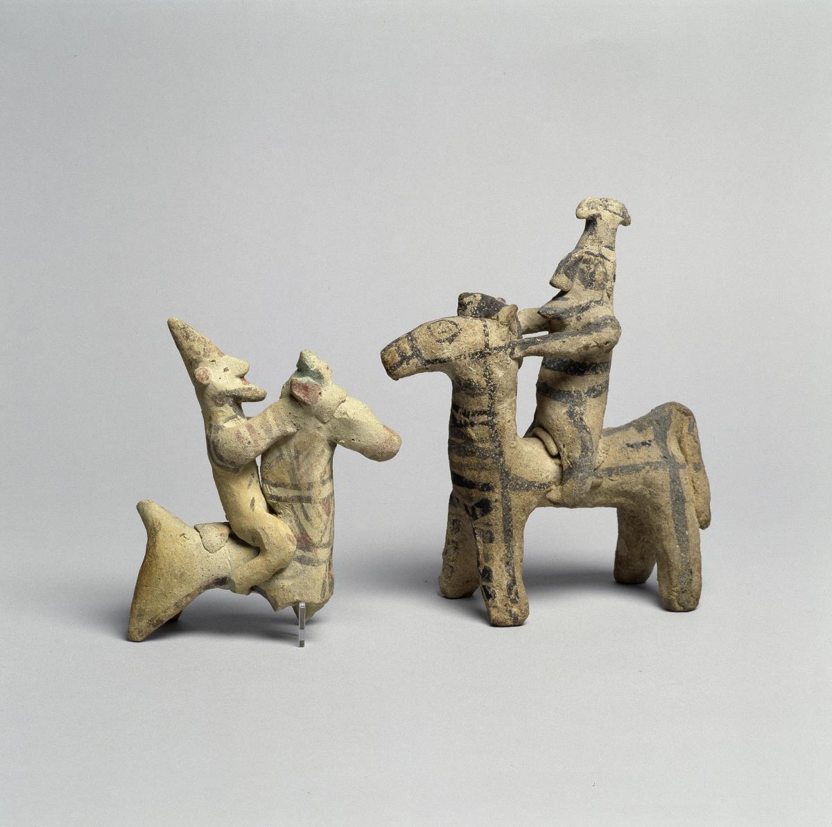 Zwei Statuetten: Pferd und Reiter