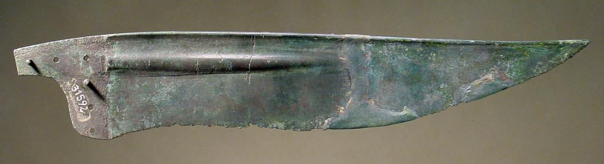 Geschwungenes flaches in der Mitte zerbrochenes Messer mit sehr kurzer Griffzunge