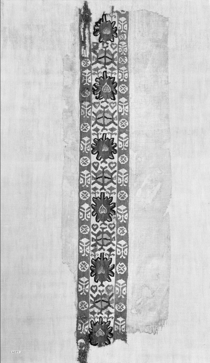 Fragment einer Tunika mit Zierstreifen