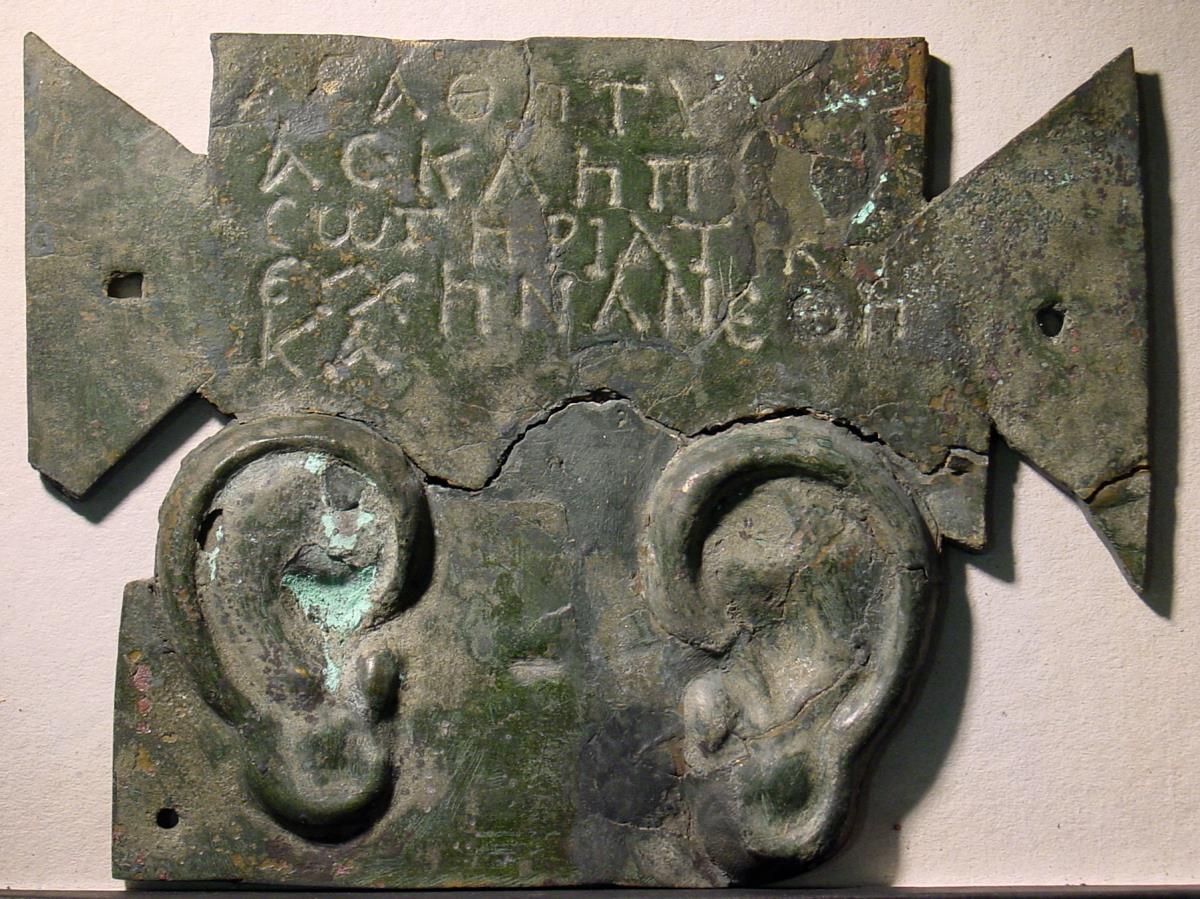 Tabula ansata mit griechischer Weihinschrift und zwei menschlichen Ohren