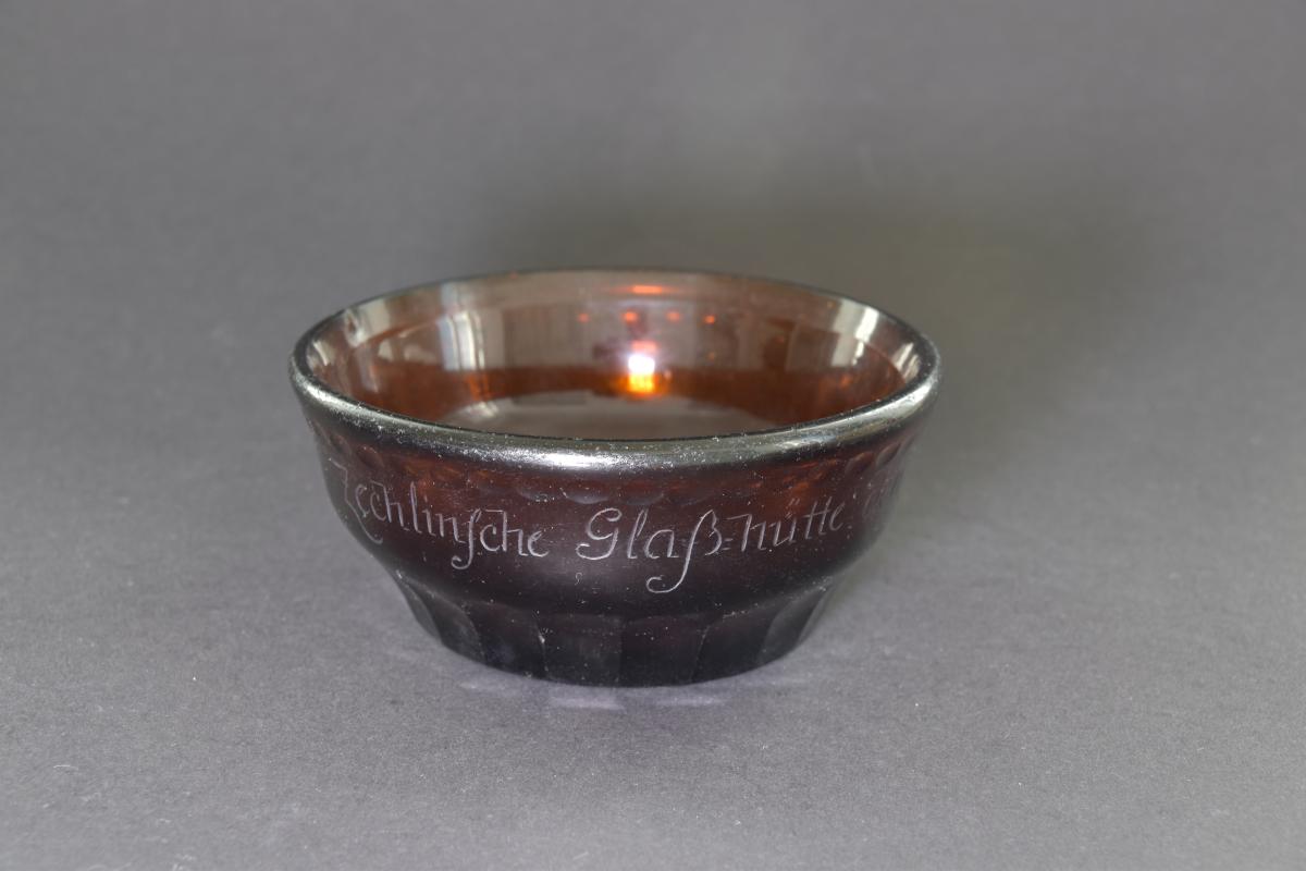 Schale mit Inschrift