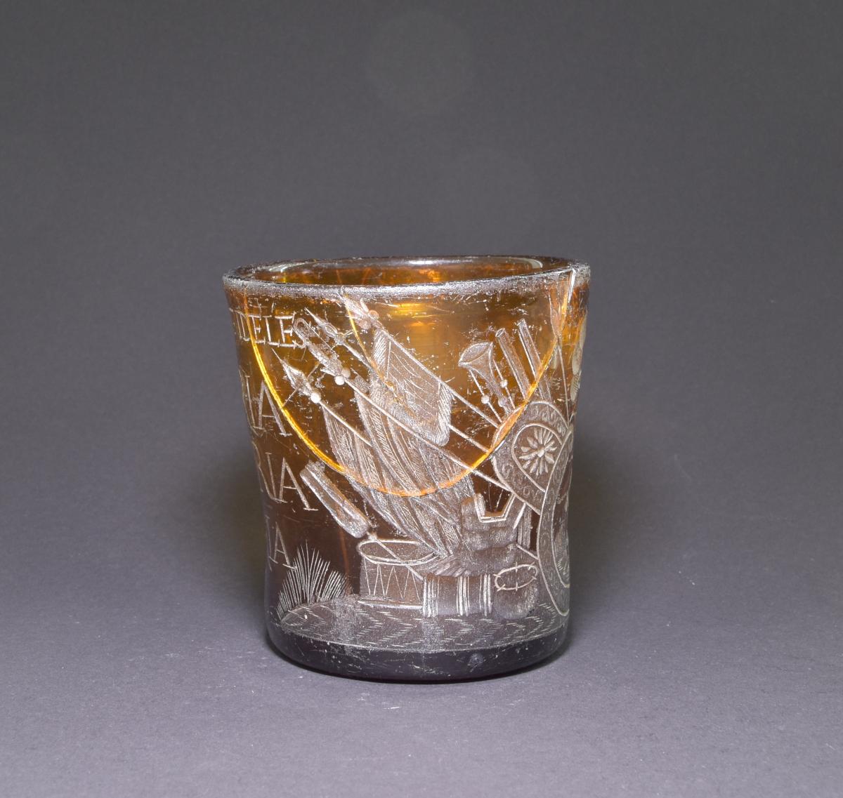 Becher mit Kriegstrophäen und Sprüchen