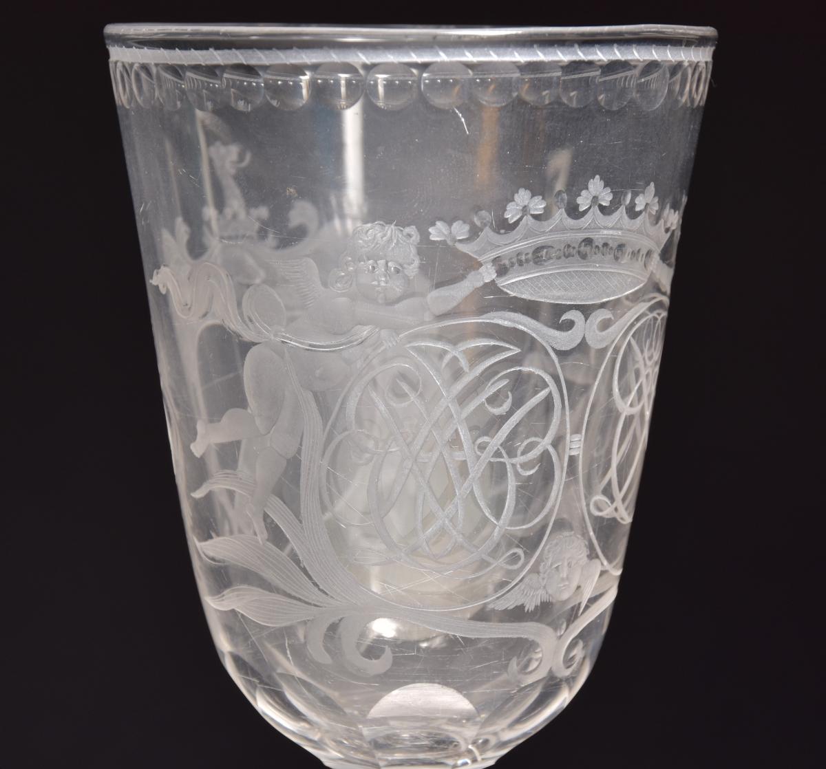 Pokal mit Doppelmonogramm und Wappen