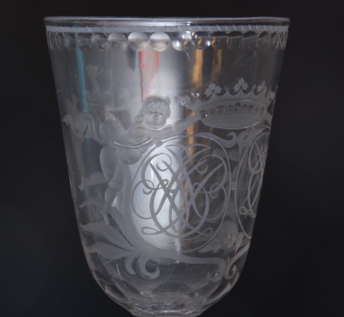 Pokal mit Doppelmonogramm und Wappen