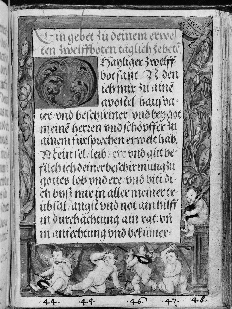 Gebetbuch des Matthäus Schwarz. Textseite, in der Umrandung fünf Putti, numeriert 44-48, sowie Blüten und Libelle