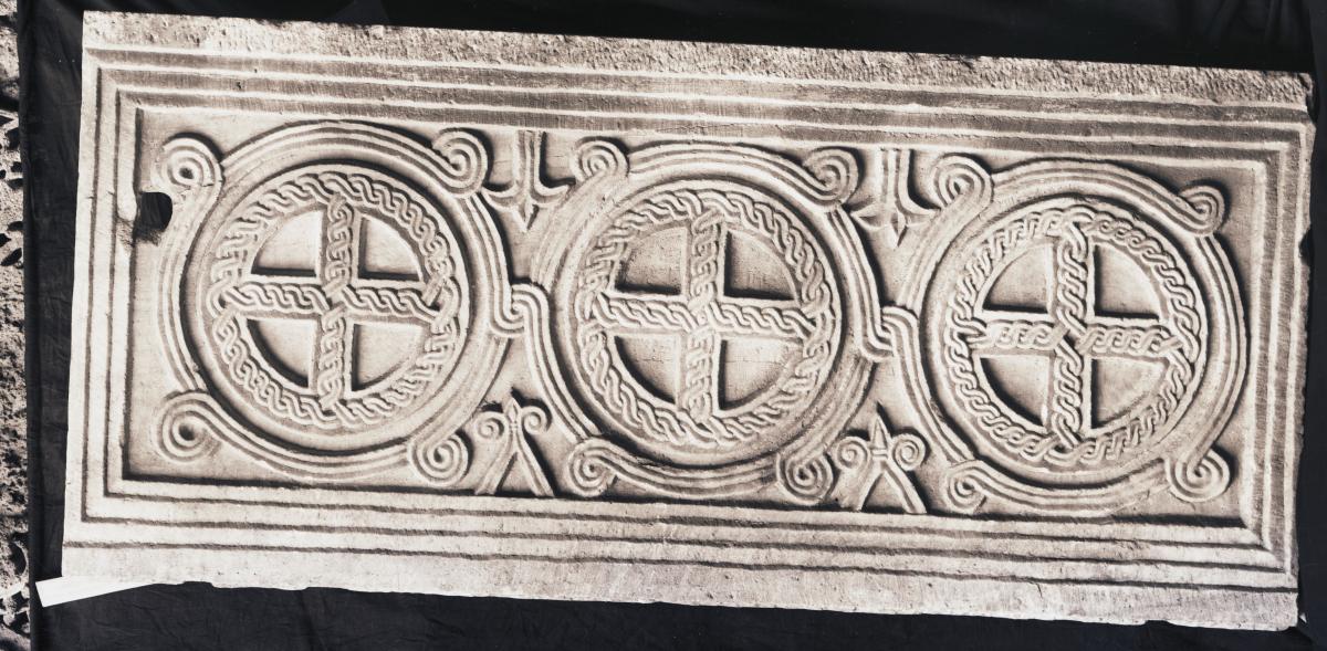 Schrankenplatte mit Flechtbandkreuz