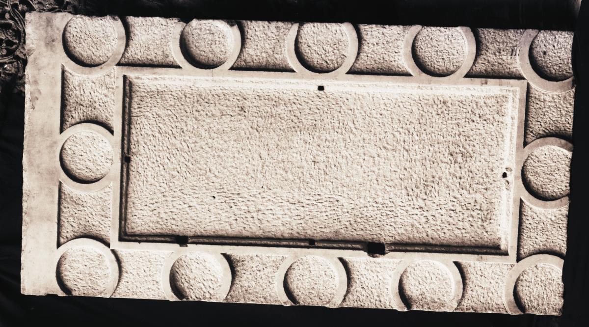 Schrankenplatte mit Medaillons