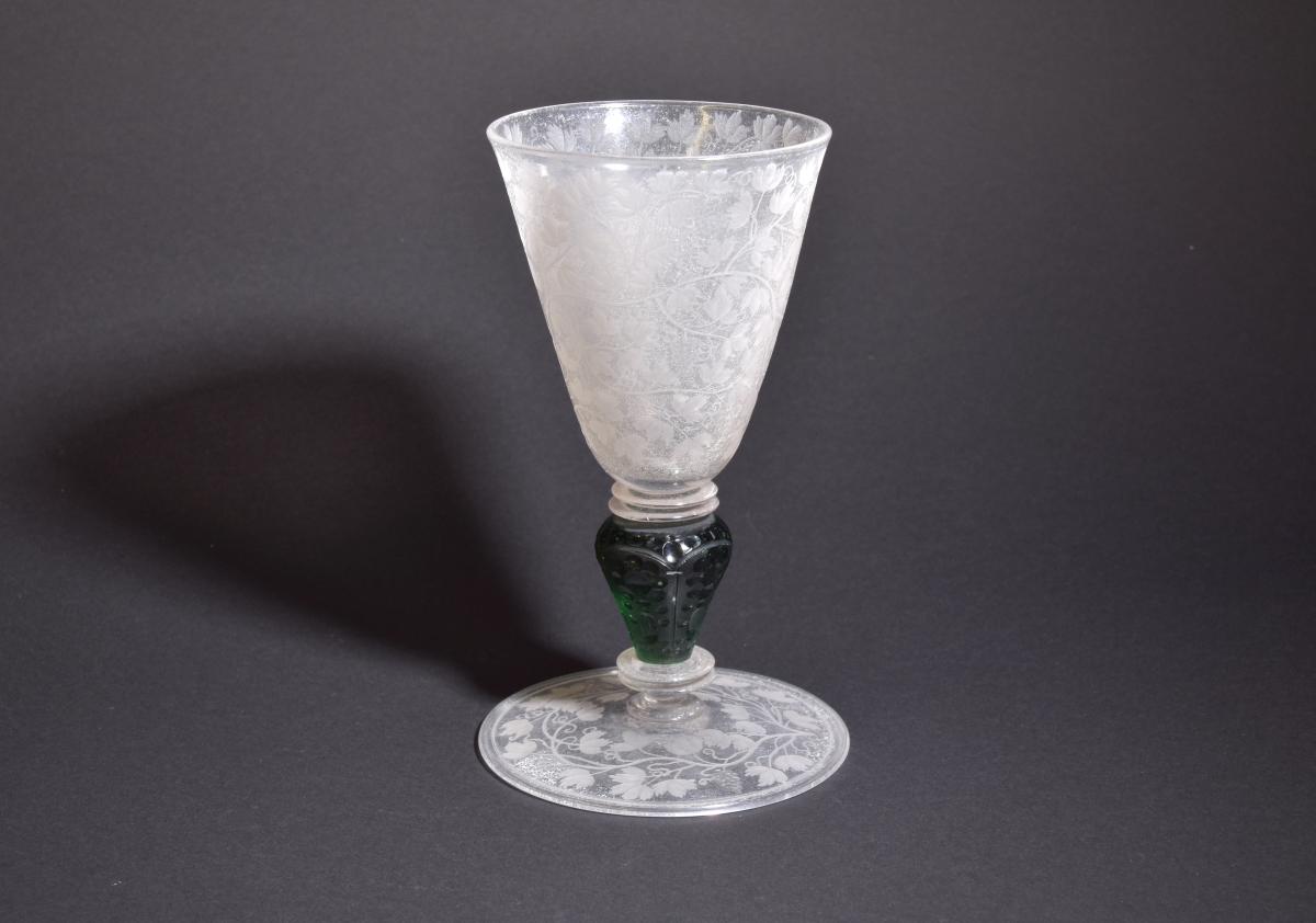 Pokal mit Weinlaub und grünem Schaft