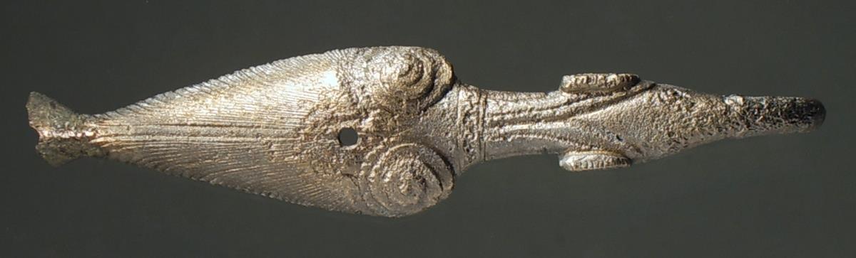 Großer Blechgürtel mit zwei reichverzierten Gürtelhaken