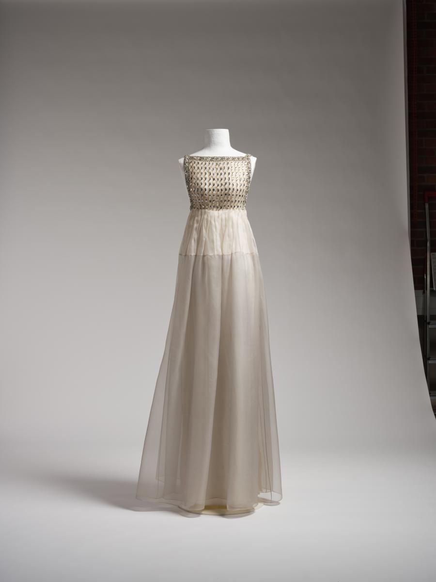 Weißgraues Abendkleid mit silberfarbener Stickerei