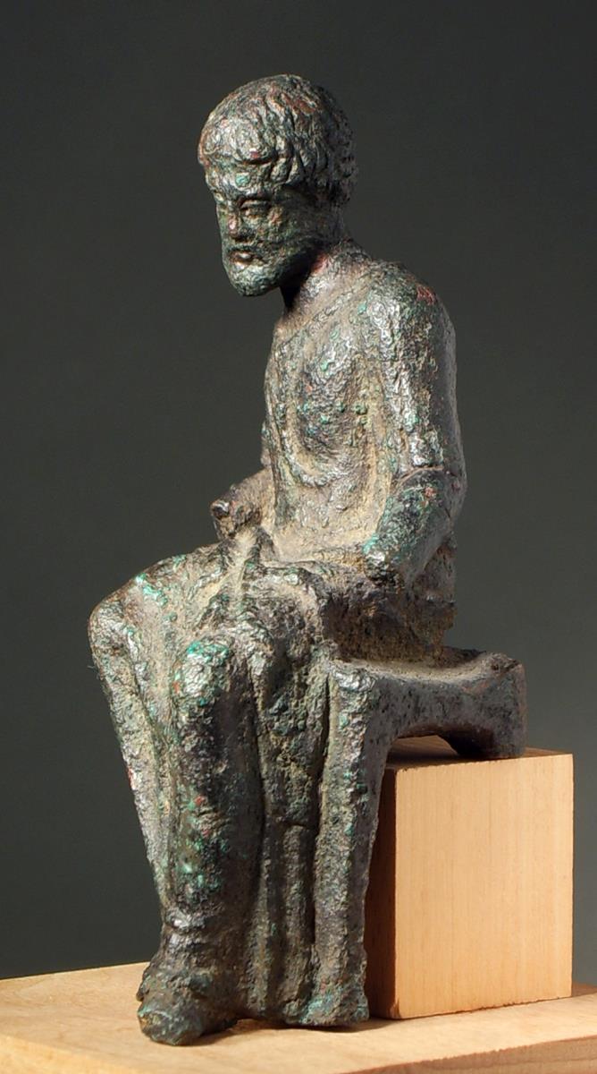 Klassische Statuette eines sitzenden, bärtigen Philosophen