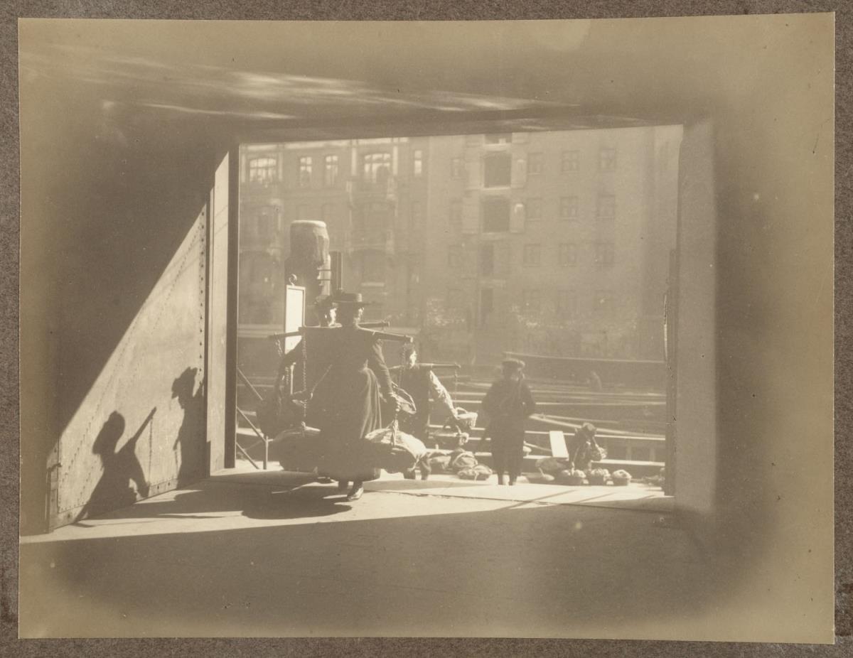 Durchgang zum Hopfenmarkt (aus dem Album "Hamburg: Land und Leute der Niederelbe", Nachträge)