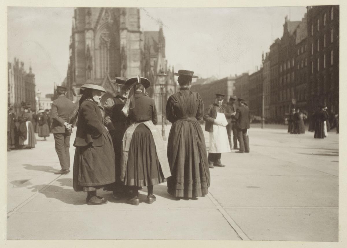 Vierländerinnen am Hopfenmarkt warten auf Platzanweisung (aus dem Album "Hamburg: Land und Leute der Niederelbe", Nachträge)