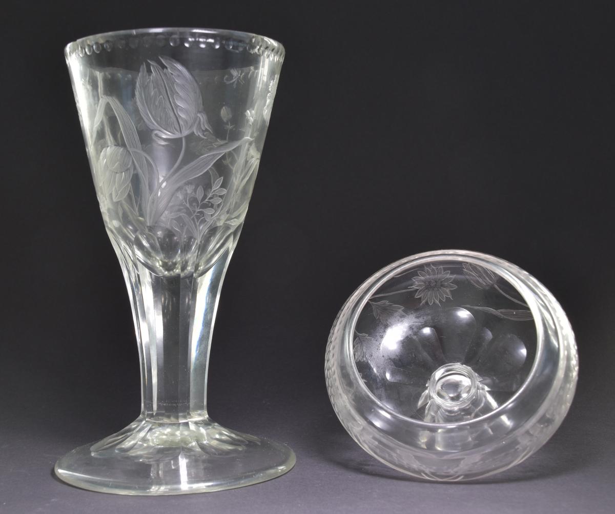 Deckelpokal mit Blumen und Insekten