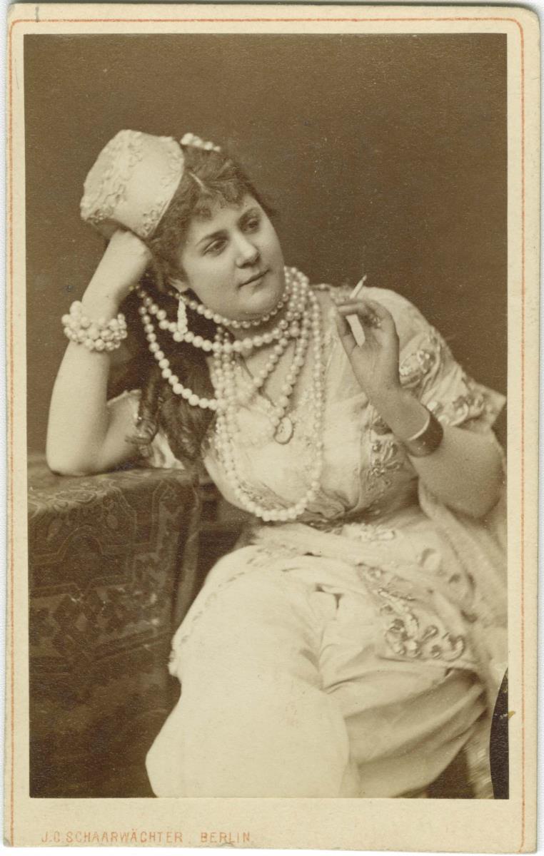 Porträt der Ellen Sandorié in Rollenkostüm