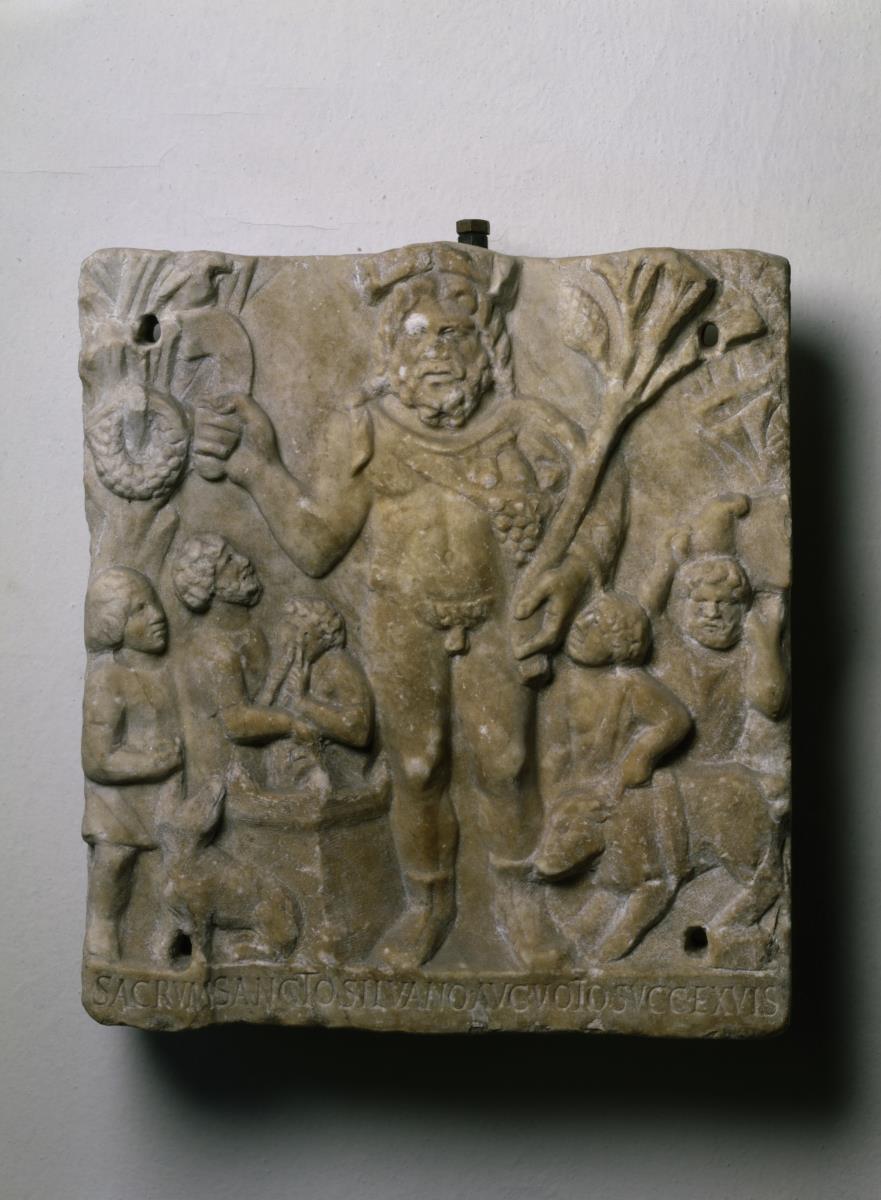 Votivrelief mit Weihinschrift: Opfer an Silvanus