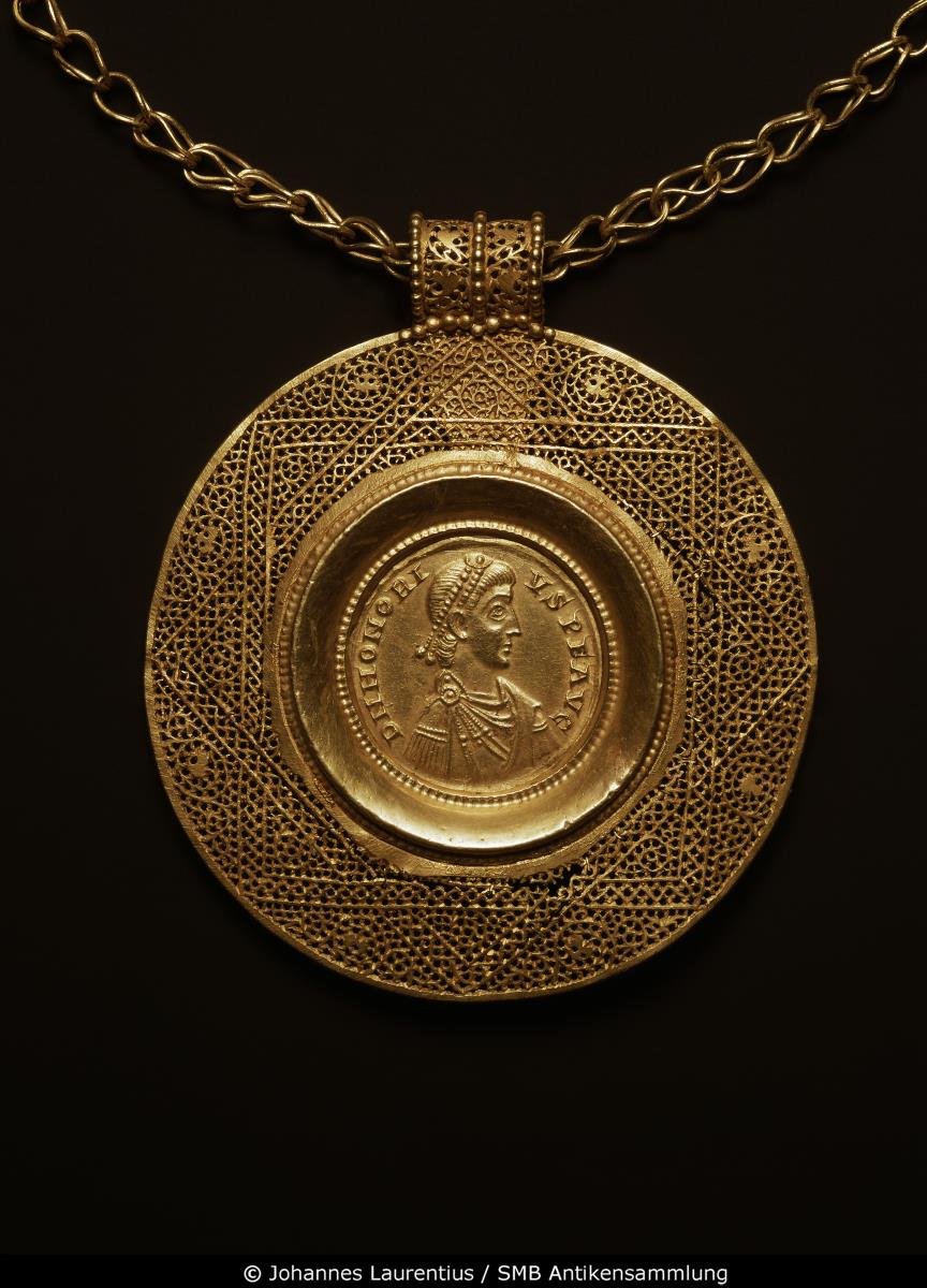 Halskette mit Medaillon: Goldmünze des Kaisers Honorius