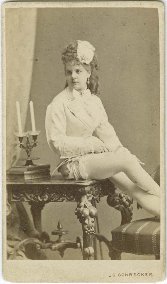 Porträt der Juliette Laurence in Rollenkostüm