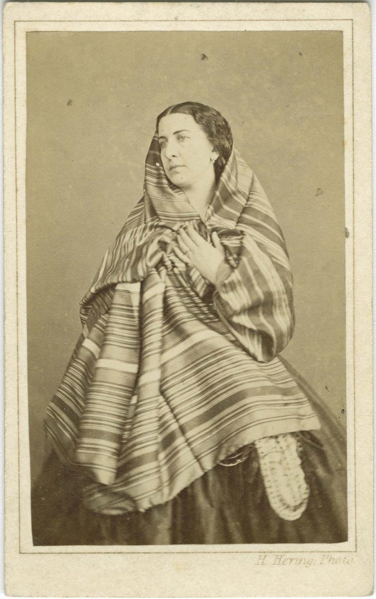 Porträt der Geneviève Ward in Rollenkostüm