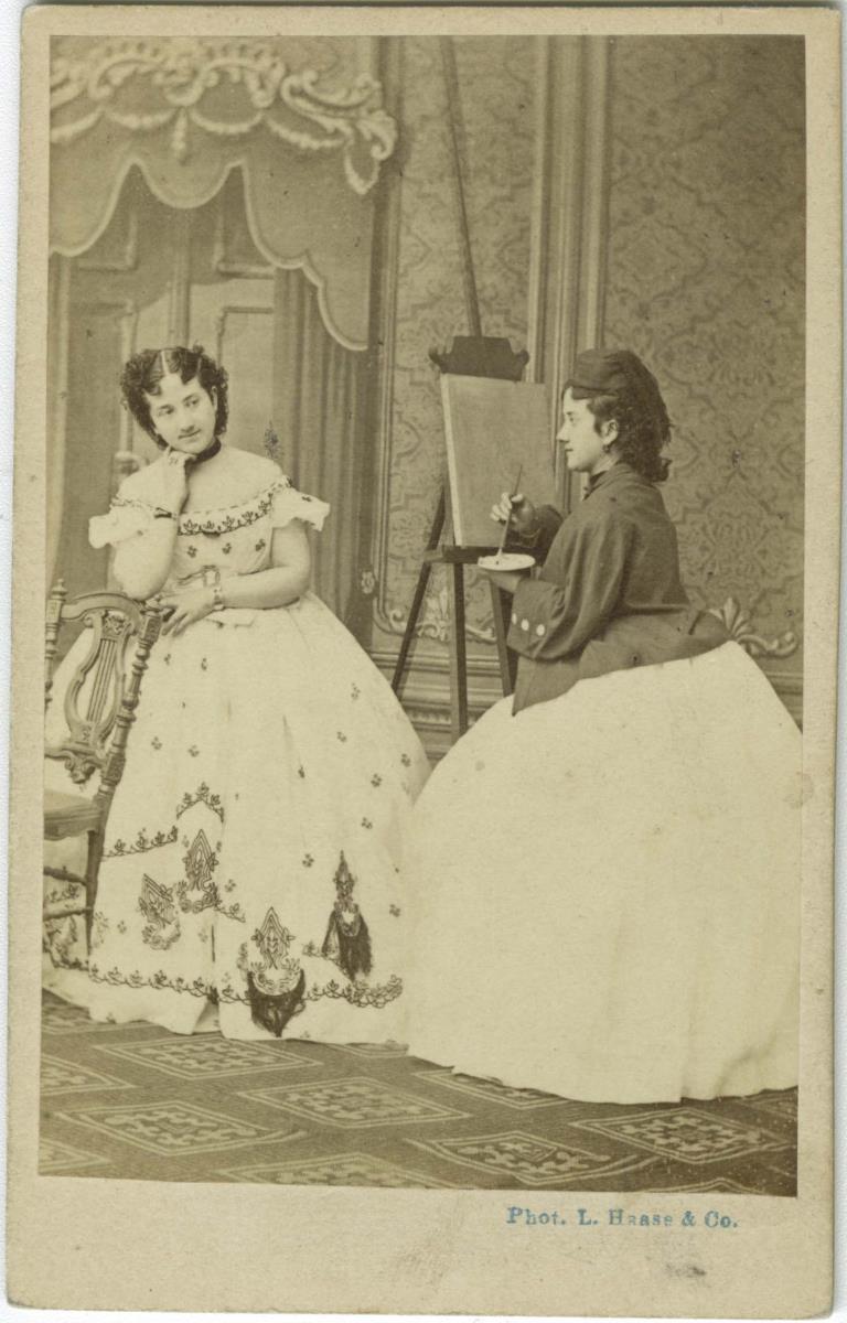 Doppelporträt der Schauspielerin Anna Schramm in Rollenkostümen