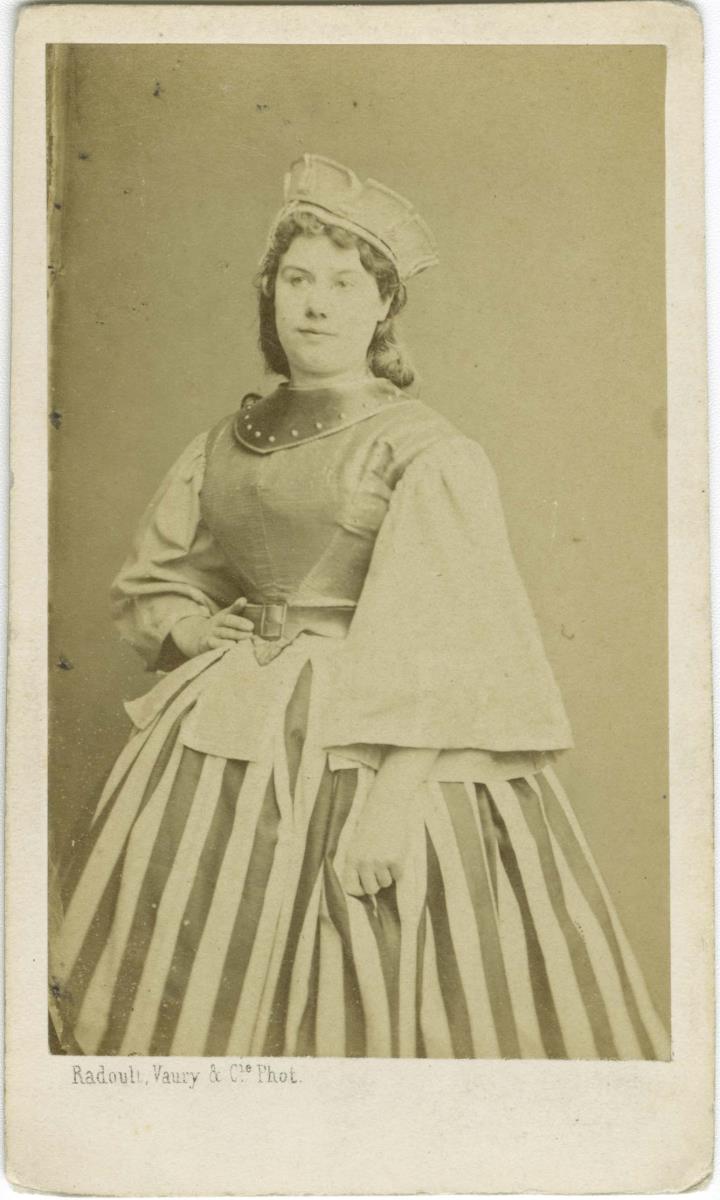 Porträt der Laura Lewis in Rollenkostüm