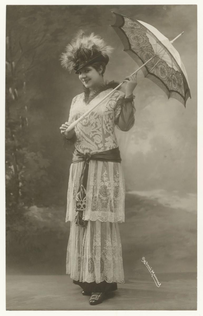 Frau in Kleid von Worth