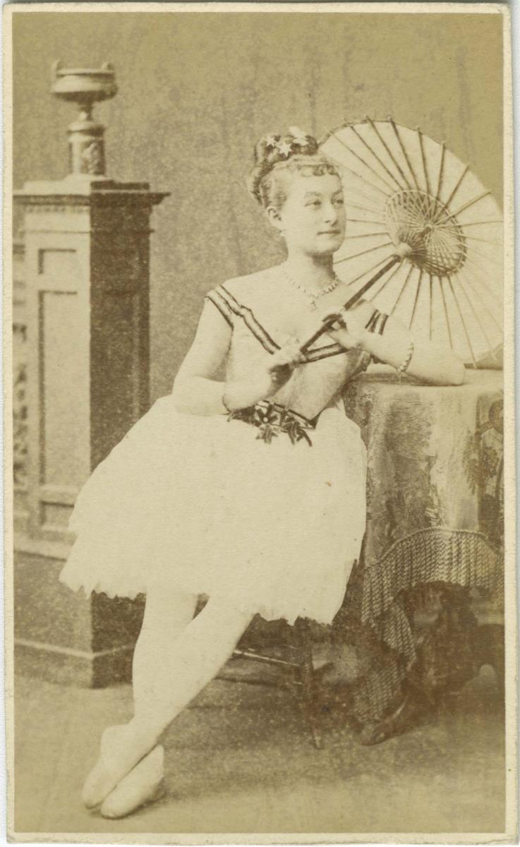 Porträt der Judith David in Bühnenkostüm