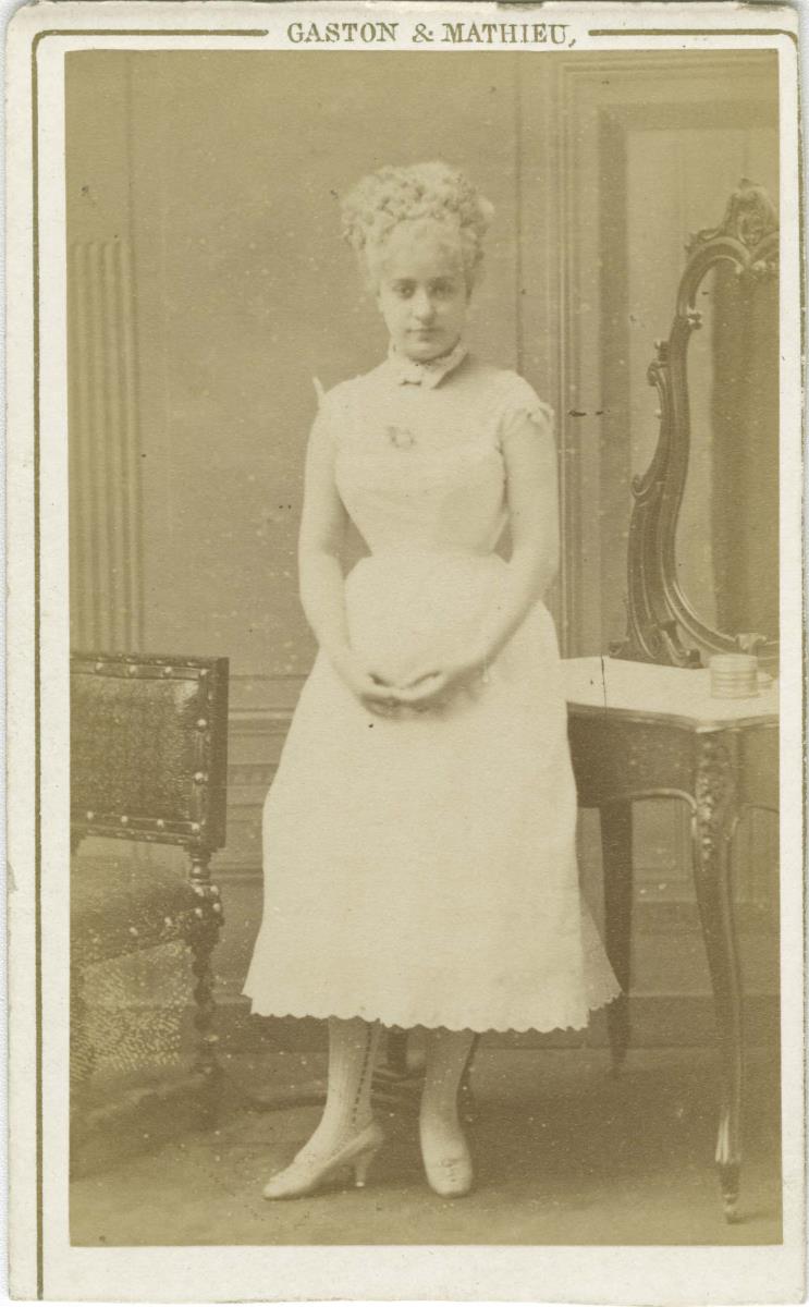 Porträt der Louise Théo in Rollenkostüm