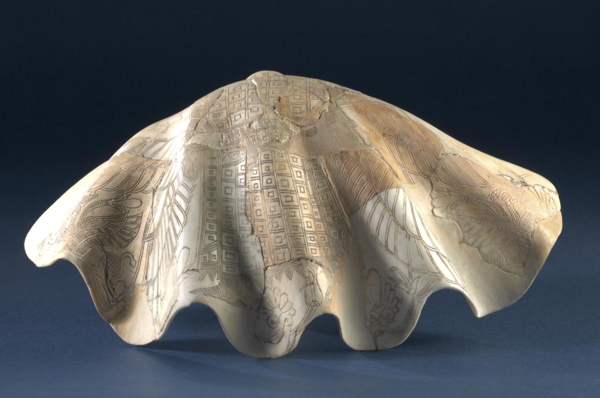 Figürlich gravierte Tridacna-Muschel