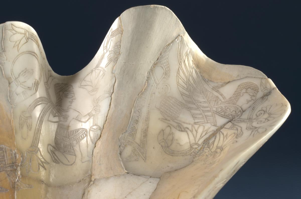 Figürlich gravierte Tridacna-Muschel
