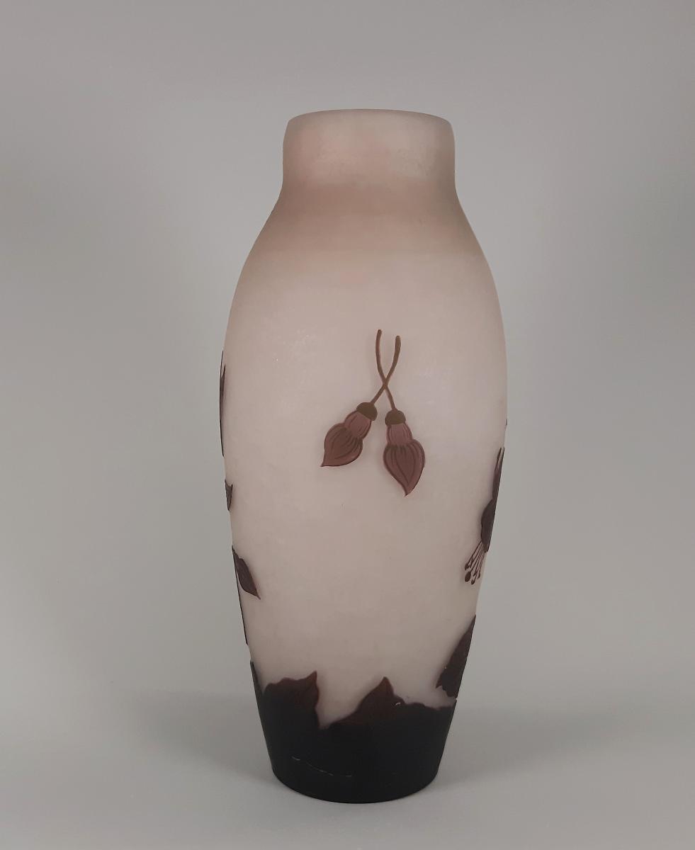 Vase mit Fuchsienzweigen