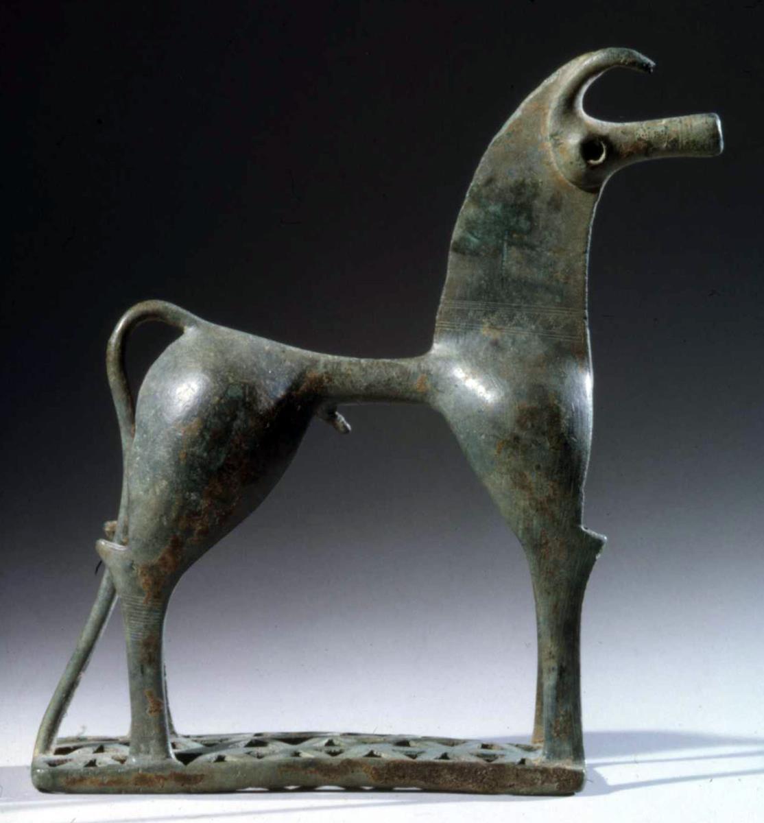 Statuette eines Pferdes in geometrischem Stil. Mit Gravierung. Basis durchbrochen