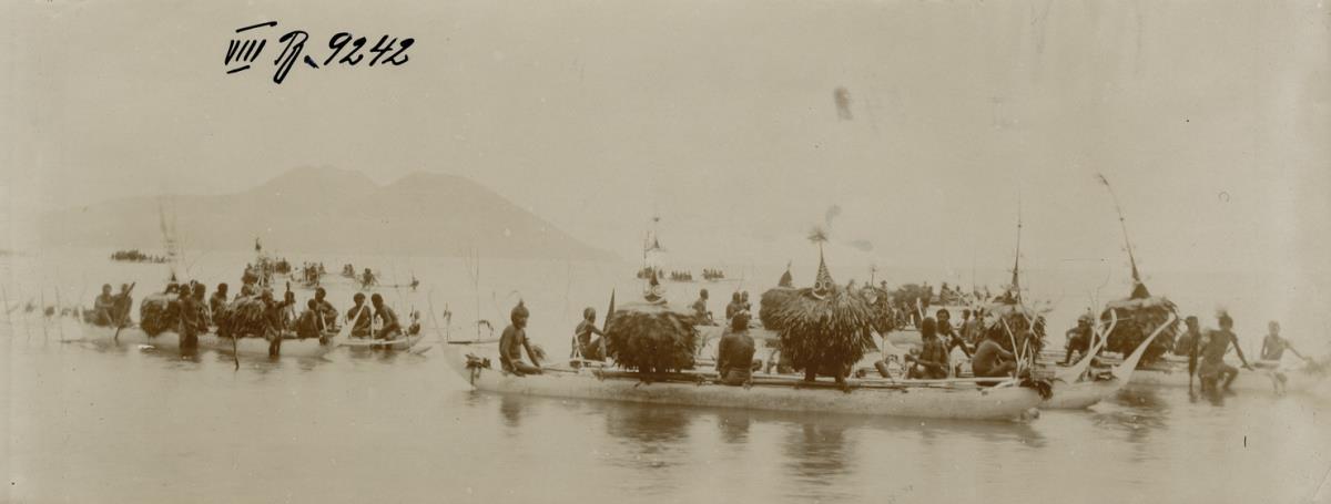 "Duk-Duk präsentiert sich auf dem Wasser"