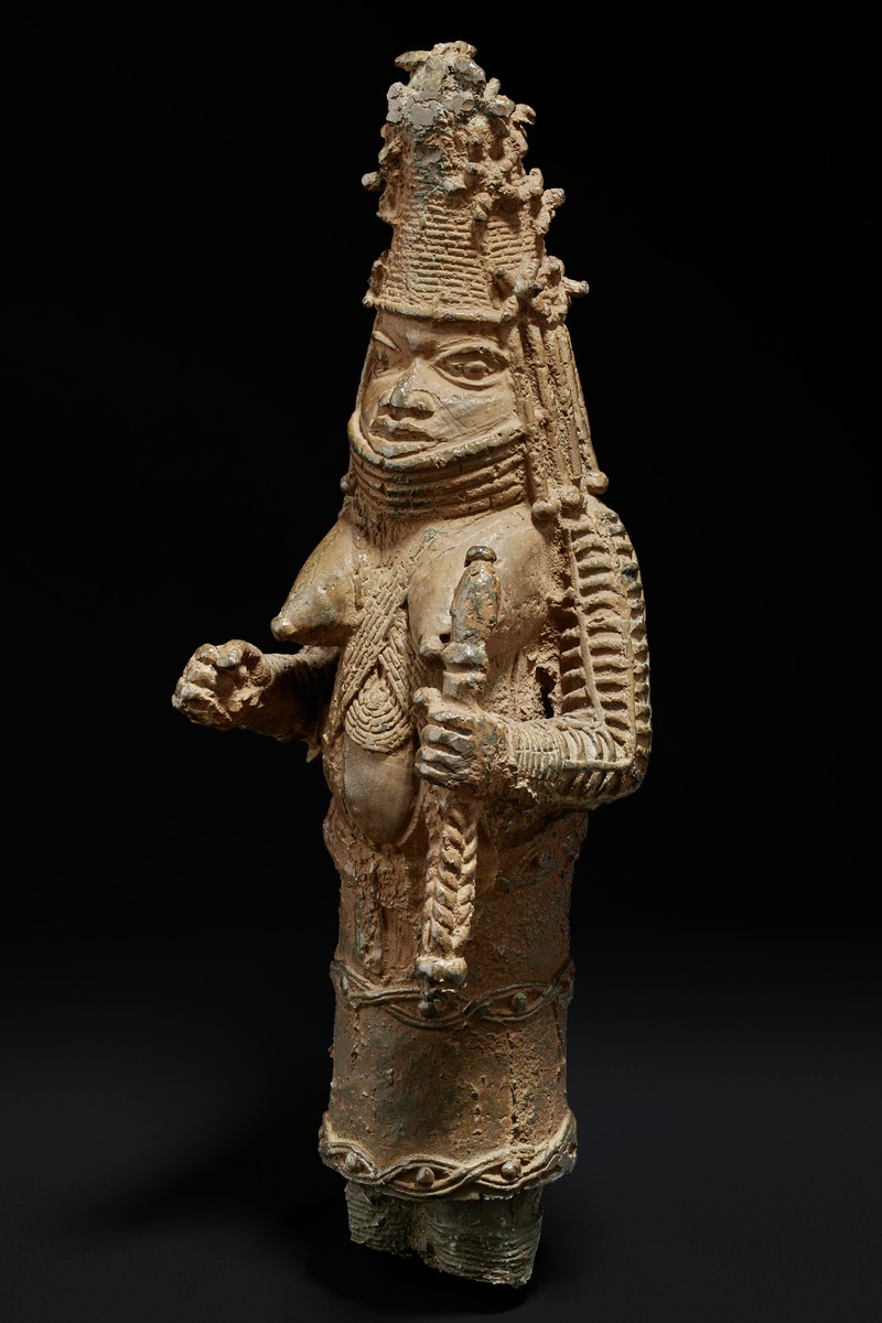 Königinmutter von einer Altargruppe (Queen mother; fragment of an altar group)