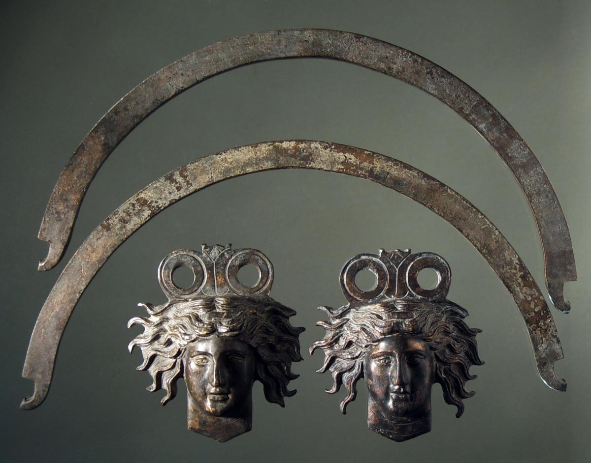 Doppelhenkel eines Eimers mit zwei Attaschen in Gestalt von Heliosköpfen von vorne