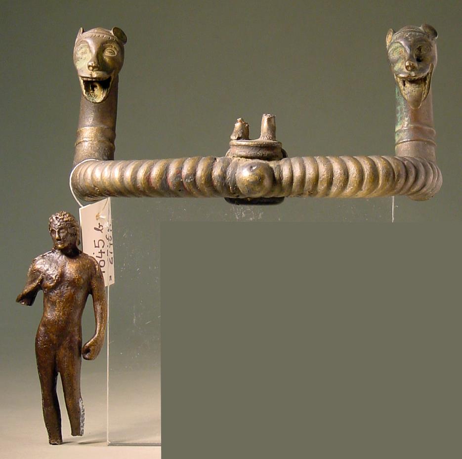 Gerät mit waagerechtem Stiel u. zwei gewundenen halben Schlangen, die in Löwenköpfen enden, in der Mitte eine stehende nackte männl. Figur, ... (Pasticcio)