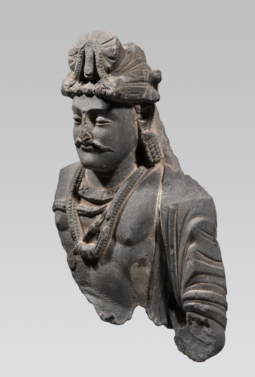 Oberkörper eines Bodhisattva mit Turban (Fragment)