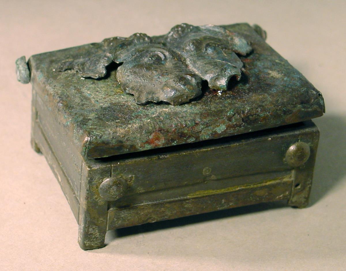 Kleines Kästchen mit Deckel, darauf in getriebenem Relief zwei Bocksköpfe