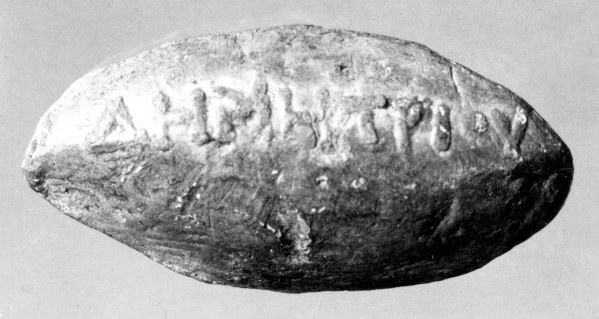 Schleuderkugel mit griechischer Aufschrift: ΔΗΜΗΤΡΙΟΥ; auf der Rückseite ein Adler mit ausgebreiteten Flügeln, der einen Blitz trägt