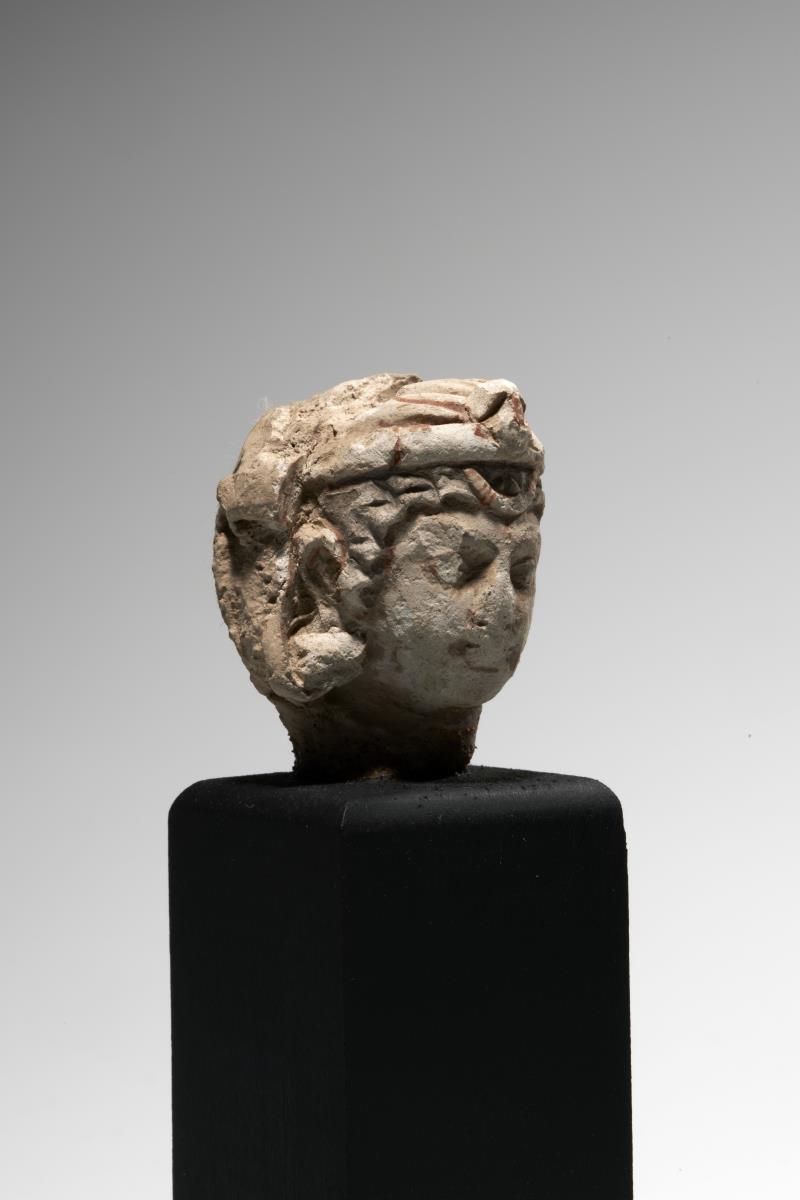 Kleiner Kopf eines Bodhisattva mit Haarreif