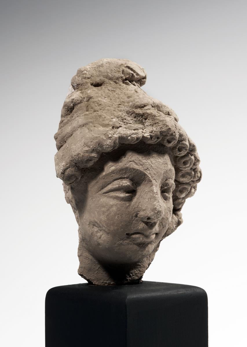 Kopf eines Bodhisattva (?) mit Ringellocken