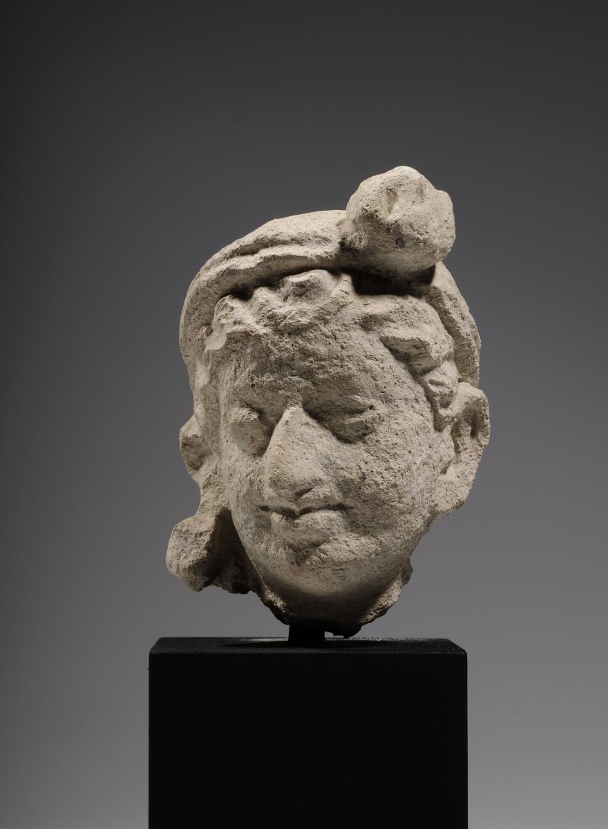 Kopf einer weiblichen Begleitfigur