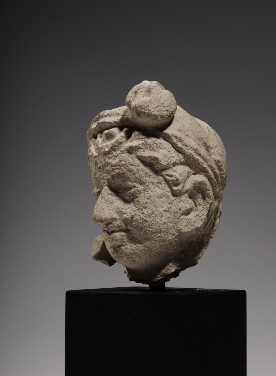 Kopf einer weiblichen Begleitfigur