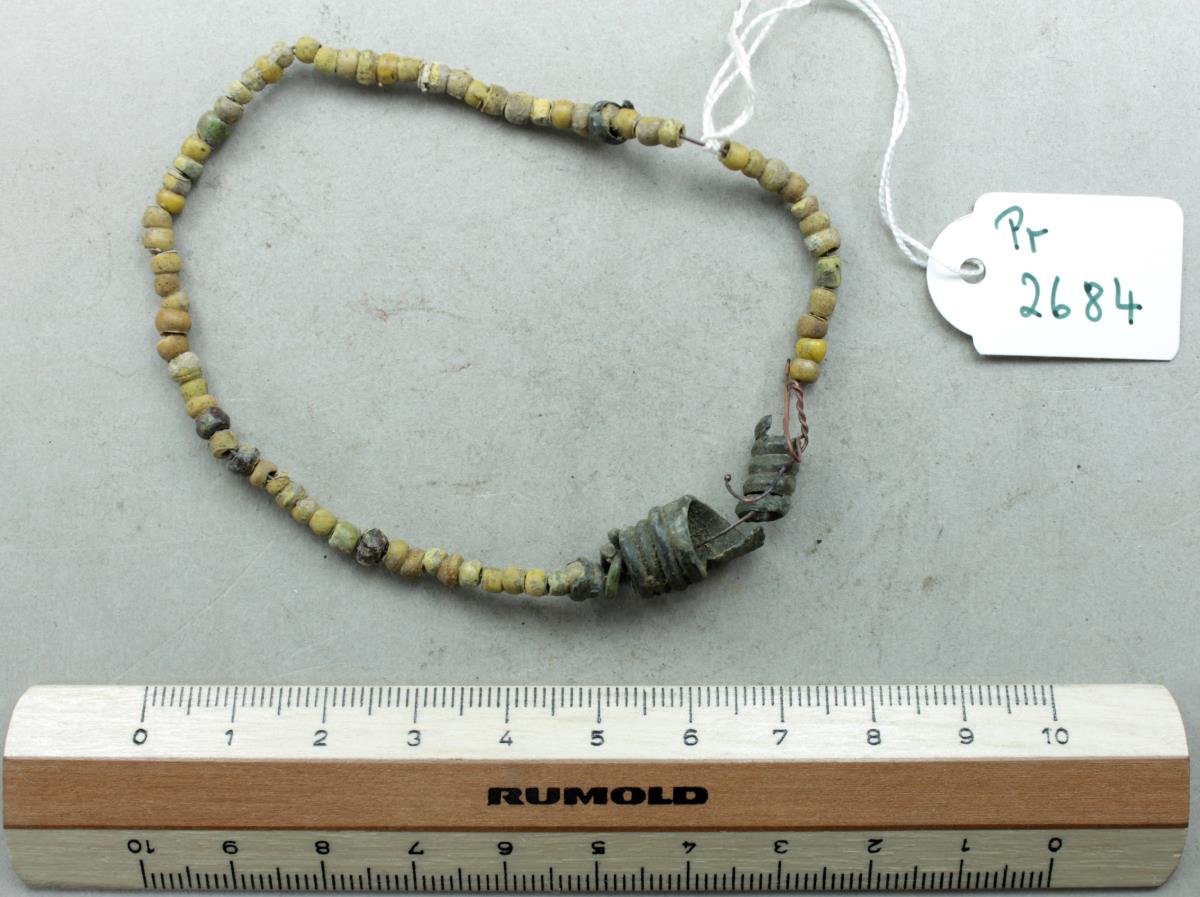 Kette aus Glasperlen und Bronzespiralen
