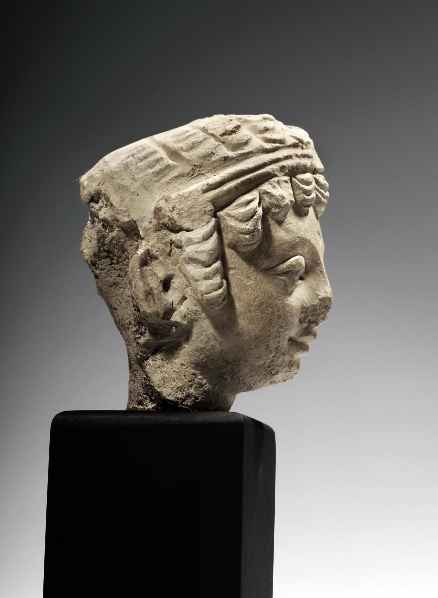 Kopf (einer Frau?) mit Haarreif