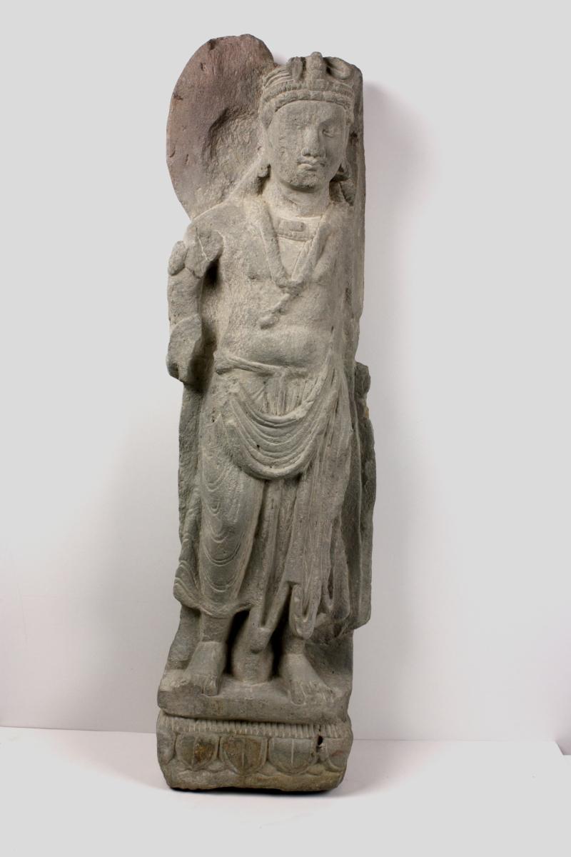 Stehender Bodhisattva mit querliegendem Haarknoten auf Lotossockel