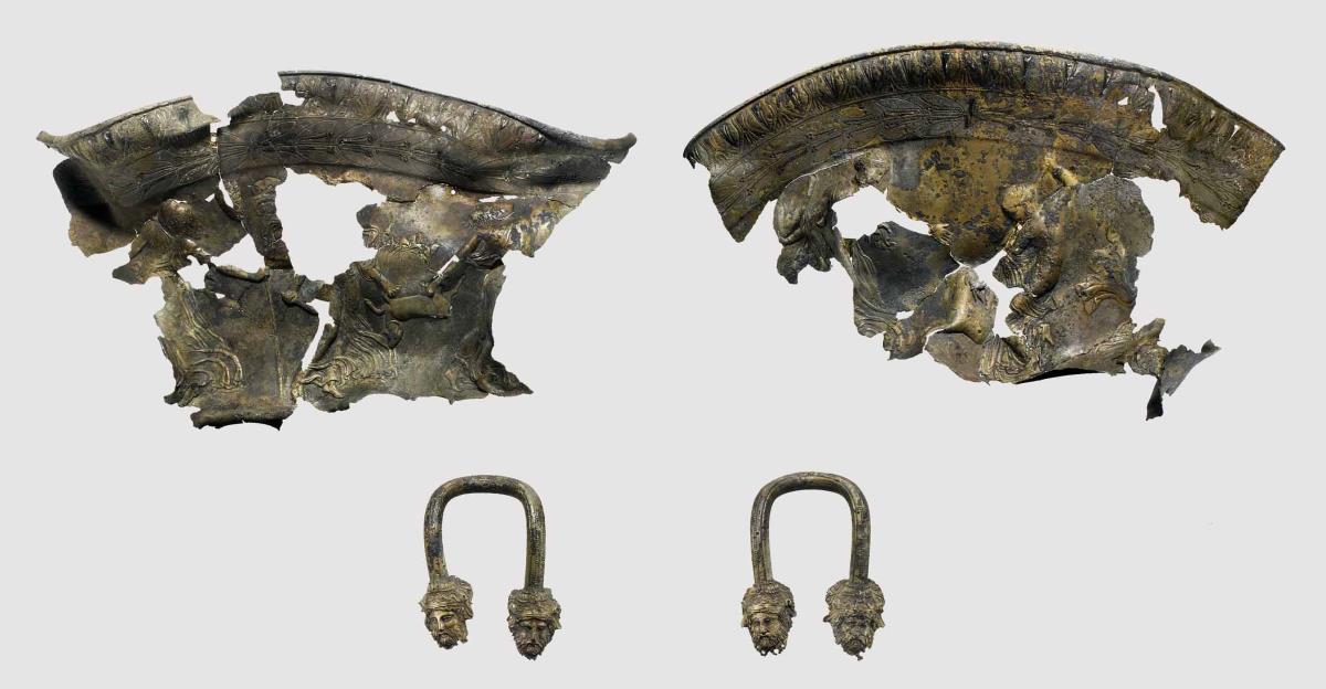 Bruchstücke eines attischen Kelchkraters mit reichem Reliefdekor (sog. Berliner Mänadenkrater)