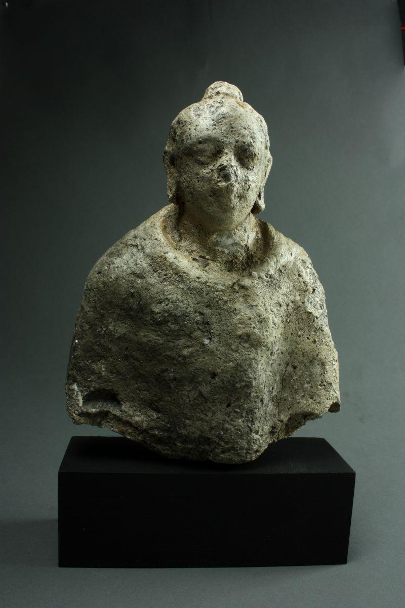 Oberkörper eines stehenden Buddha