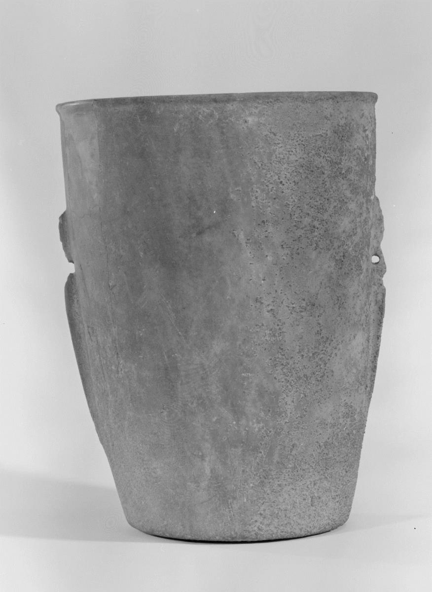 Hoher Becher mit schmalen Ösenrippen (Kykladischer Schnurösenbecher)