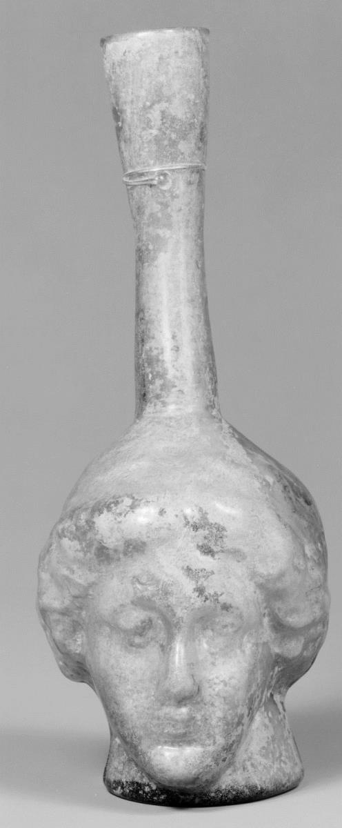 Kopfgefäß: Flasche, Gefäßkörper als weiblicher Kopf gebildet